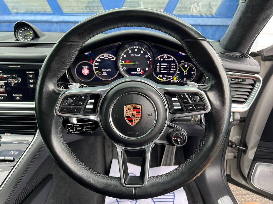2018 Porsche Panamera - image 6