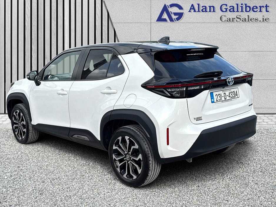 2023 Toyota Yaris Cross - image 2