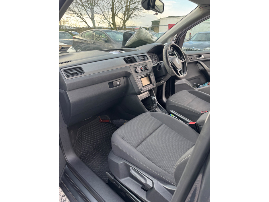 2021 Volkswagen Caddy - image 9