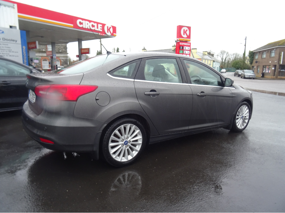 2016 Ford Focus - image 12