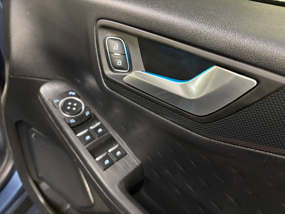 2020 Ford Kuga - image 12