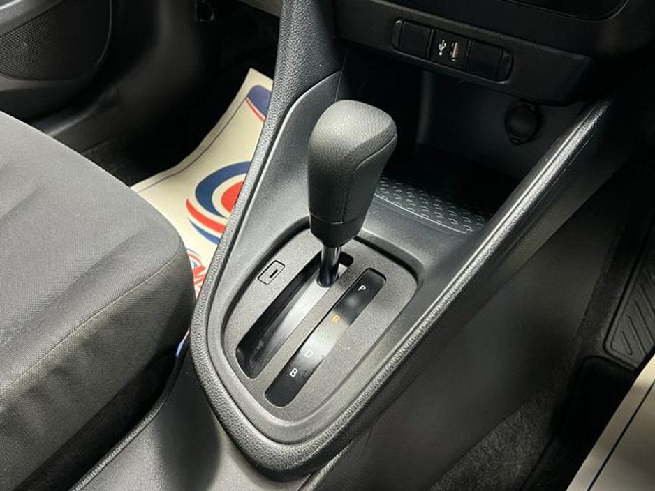 2021 Toyota Yaris - image 10