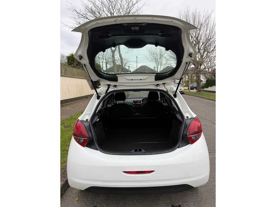 2016 Peugeot 208 COMMERCIAL ACCESS 1.6 BLUE HDI €4,850