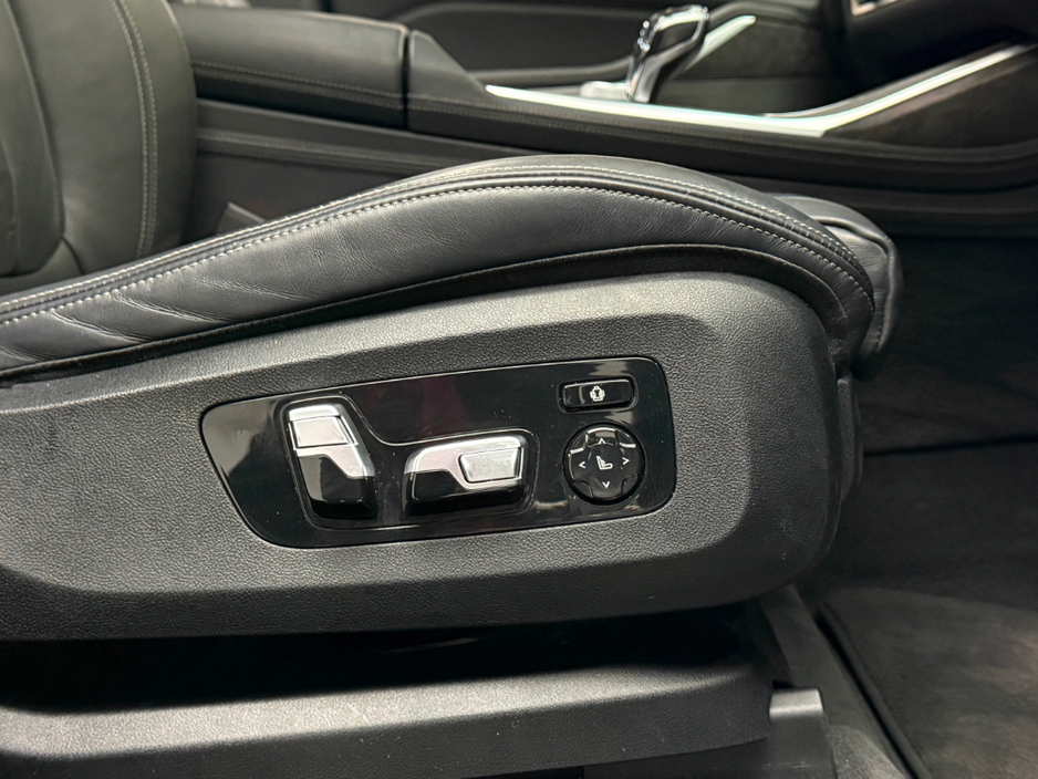 2020 BMW X7 - image 20