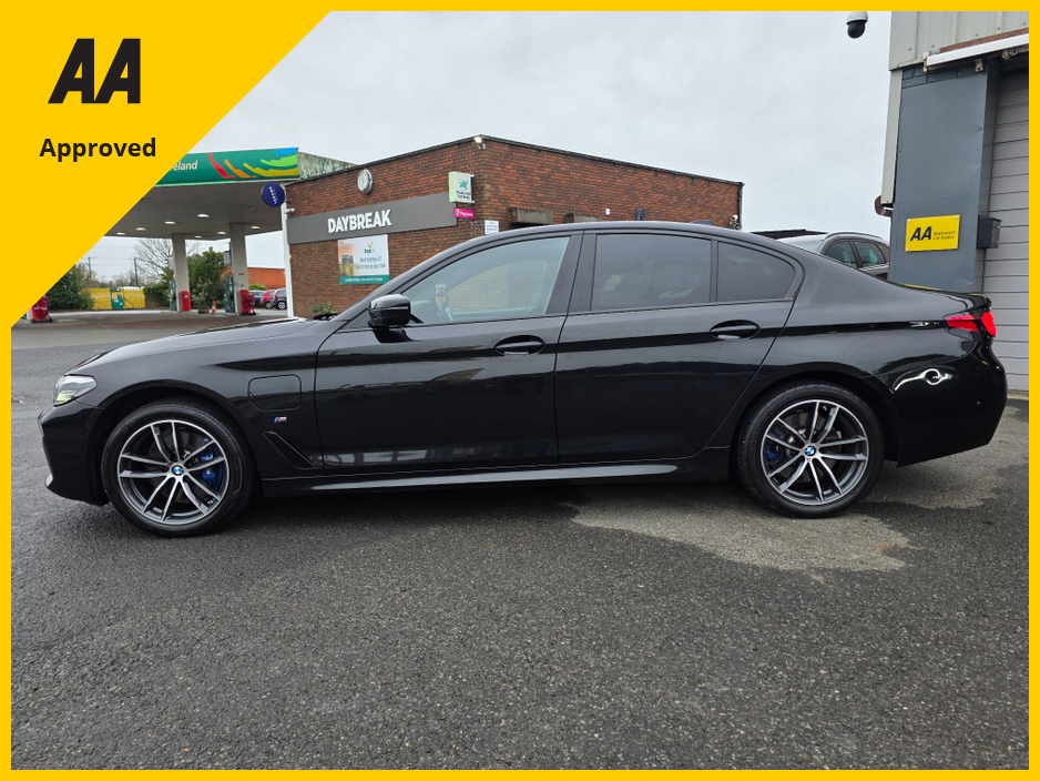 2021 BMW 5 Series - image 7