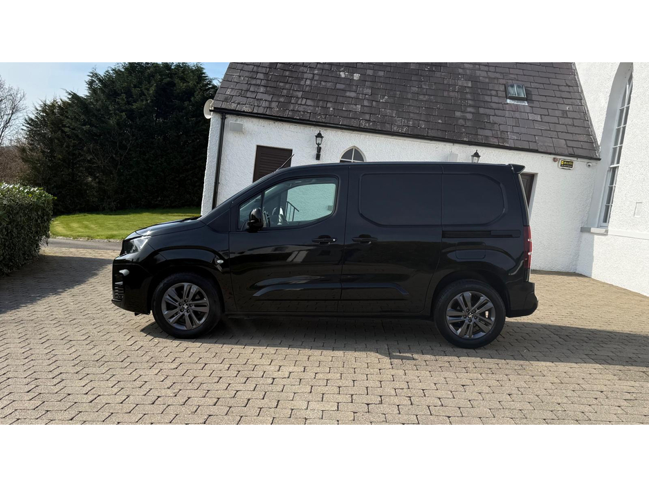 2019 Peugeot Partner - image 8