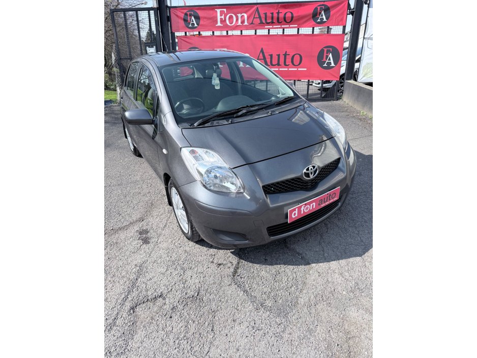 2009 Toyota Yaris - image 3