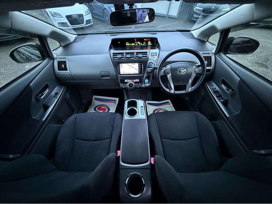 2014 Toyota Prius Alpha - image 8