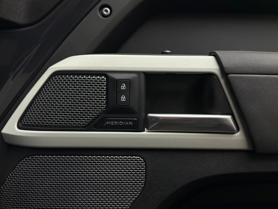 2022 Land Rover Defender - image 20