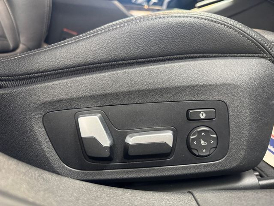 2021 BMW 3 Series - image 22