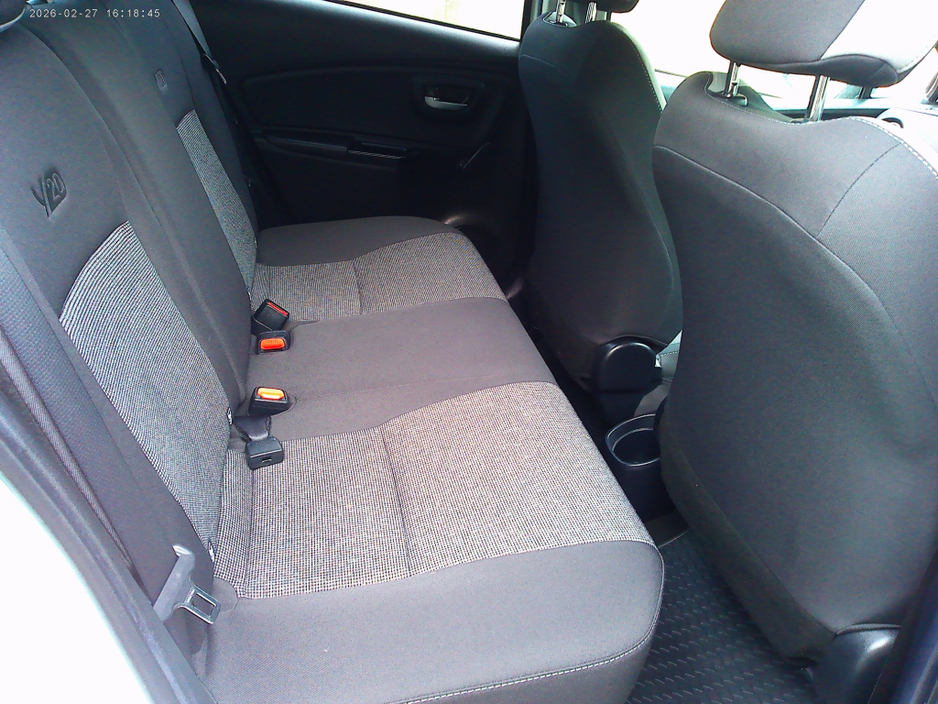 2019 Toyota Yaris - image 4