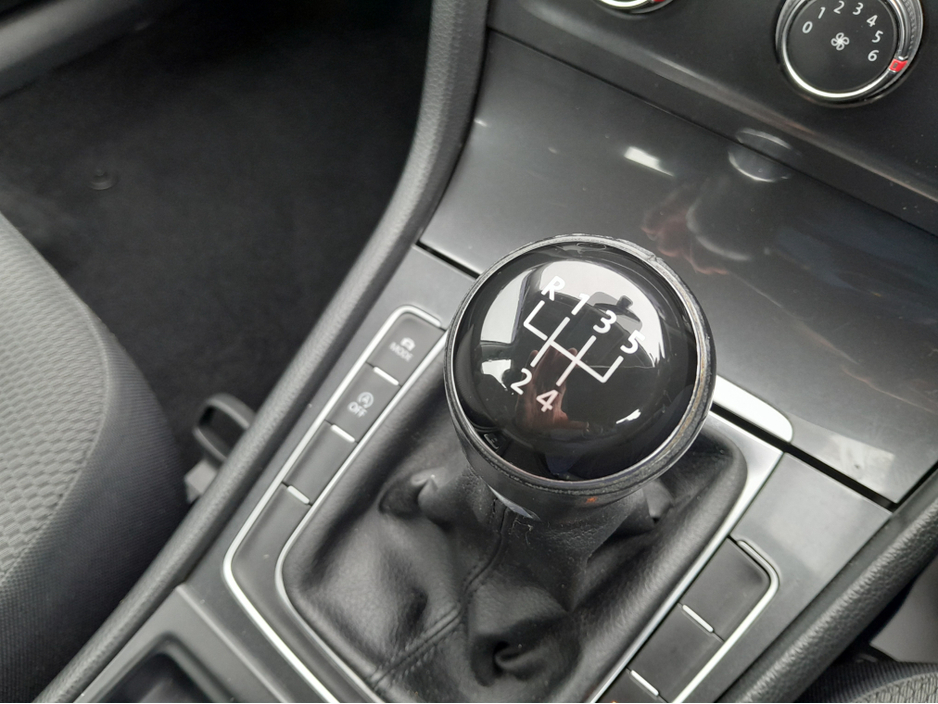 2017 Volkswagen Golf - image 35