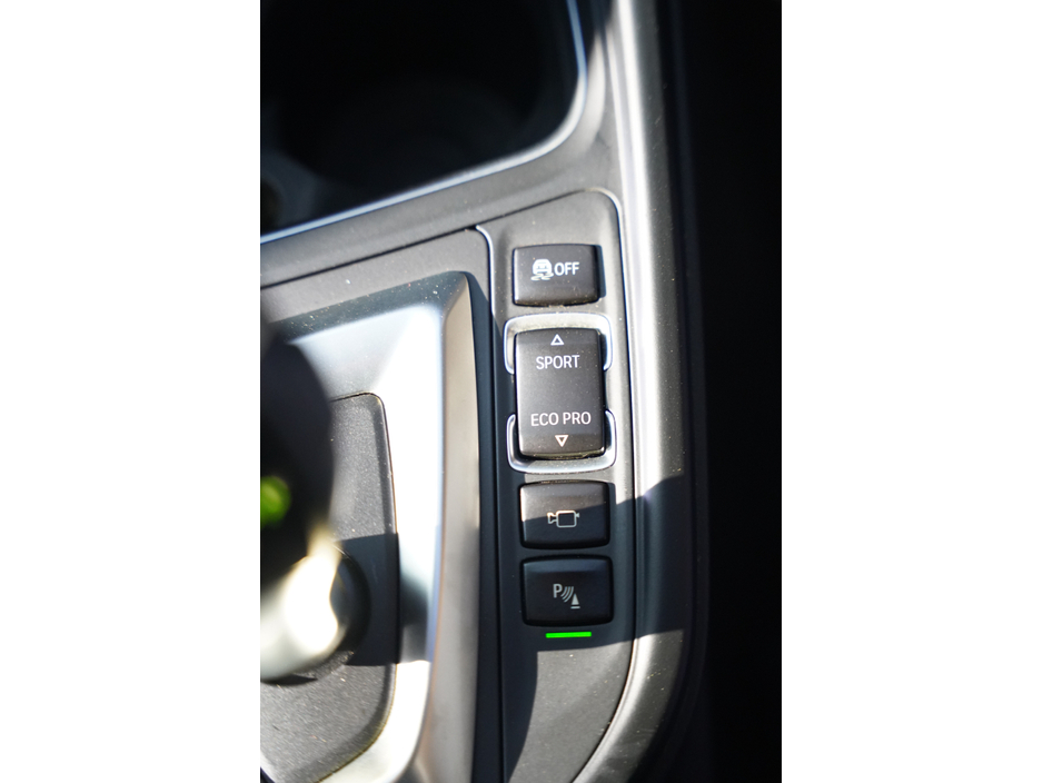 2016 BMW 3 Series - image 16