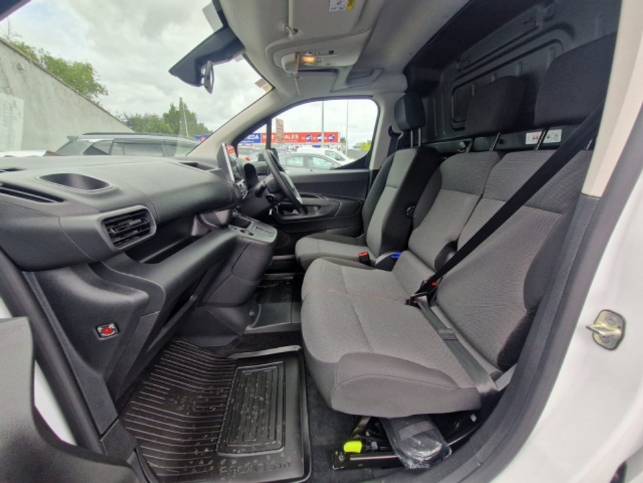 2025 Toyota Proace City - image 6