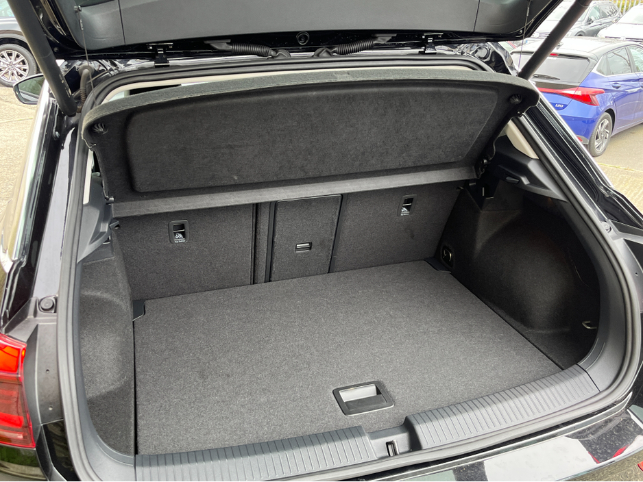 2023 Volkswagen T-Roc - image 8