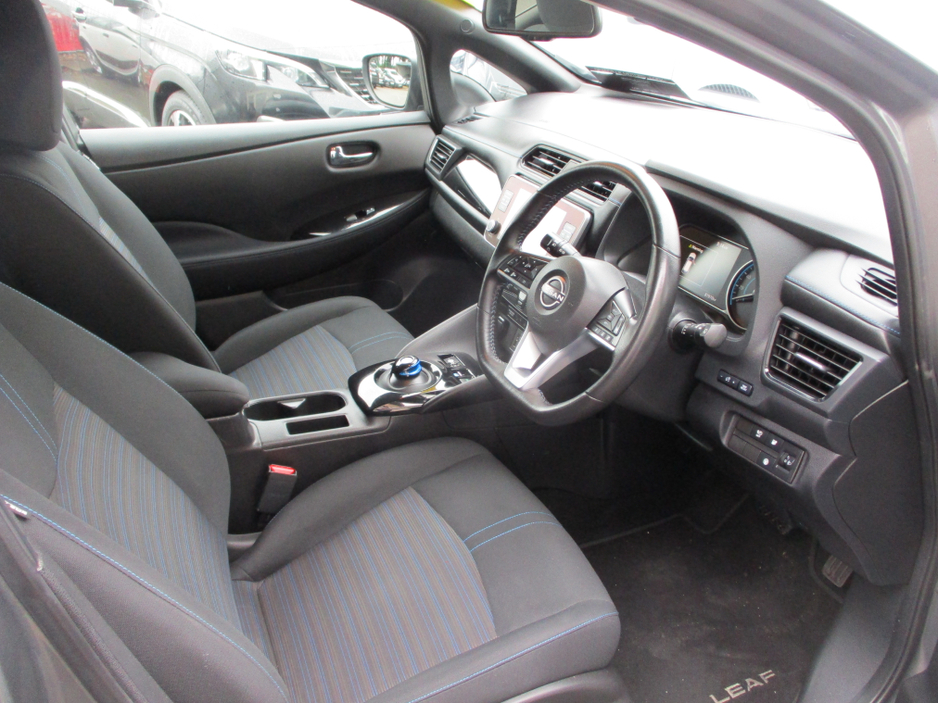 2022 Nissan Leaf - image 9