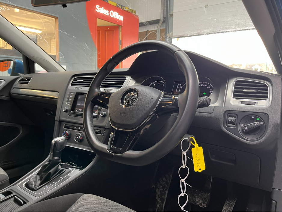 2014 Volkswagen Golf - image 9