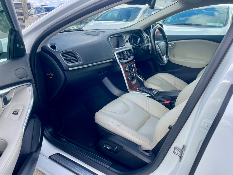 2018 Volvo V40 - image 19