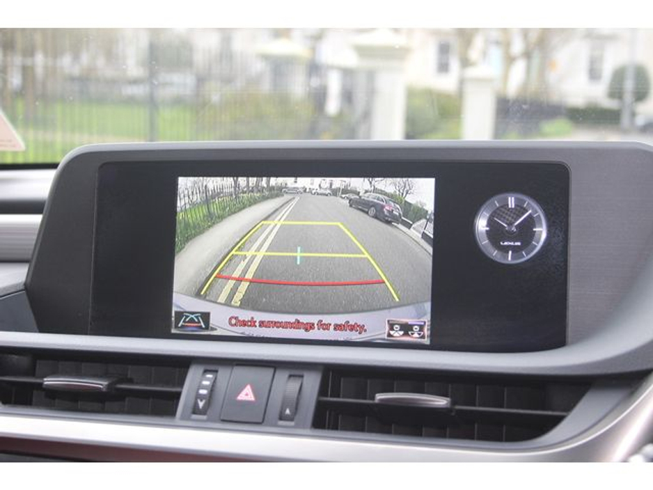 2019 Lexus ES 300 H - image 32