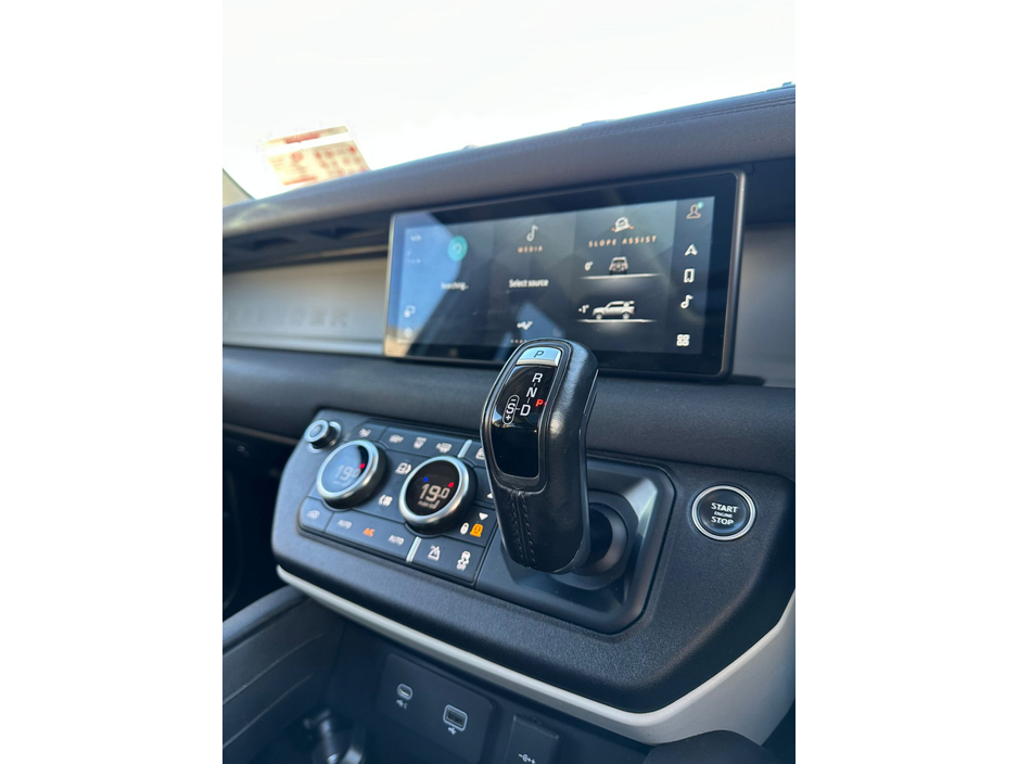 2022 Land Rover Defender - image 25