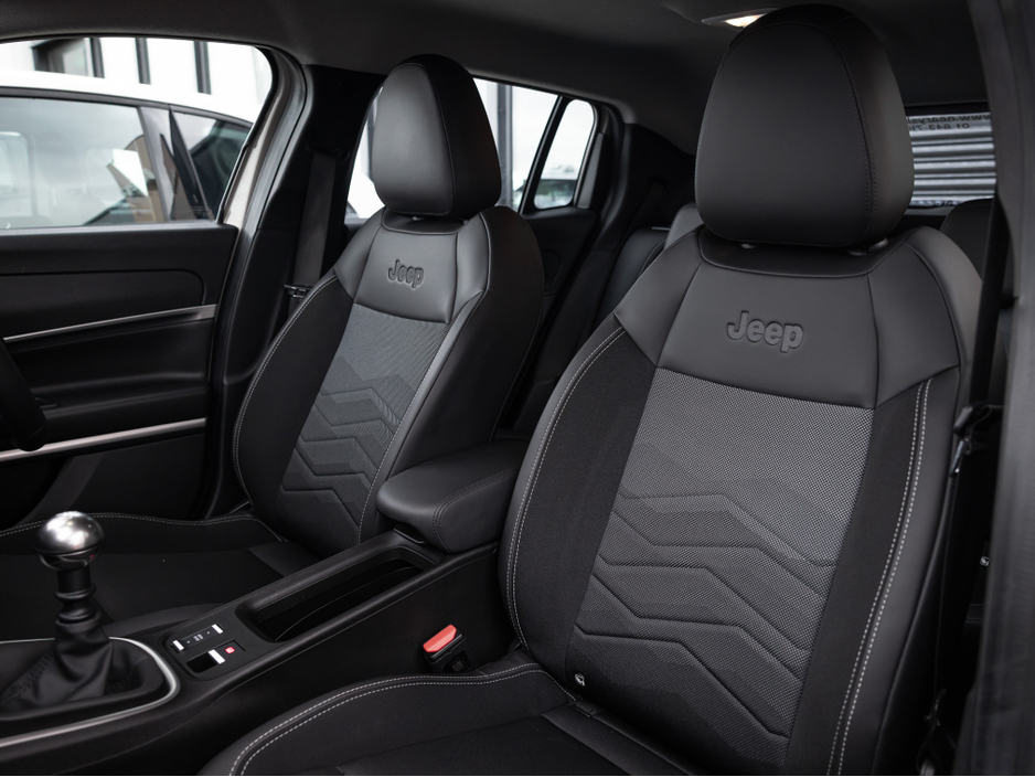 2025 Jeep Avenger - image 4