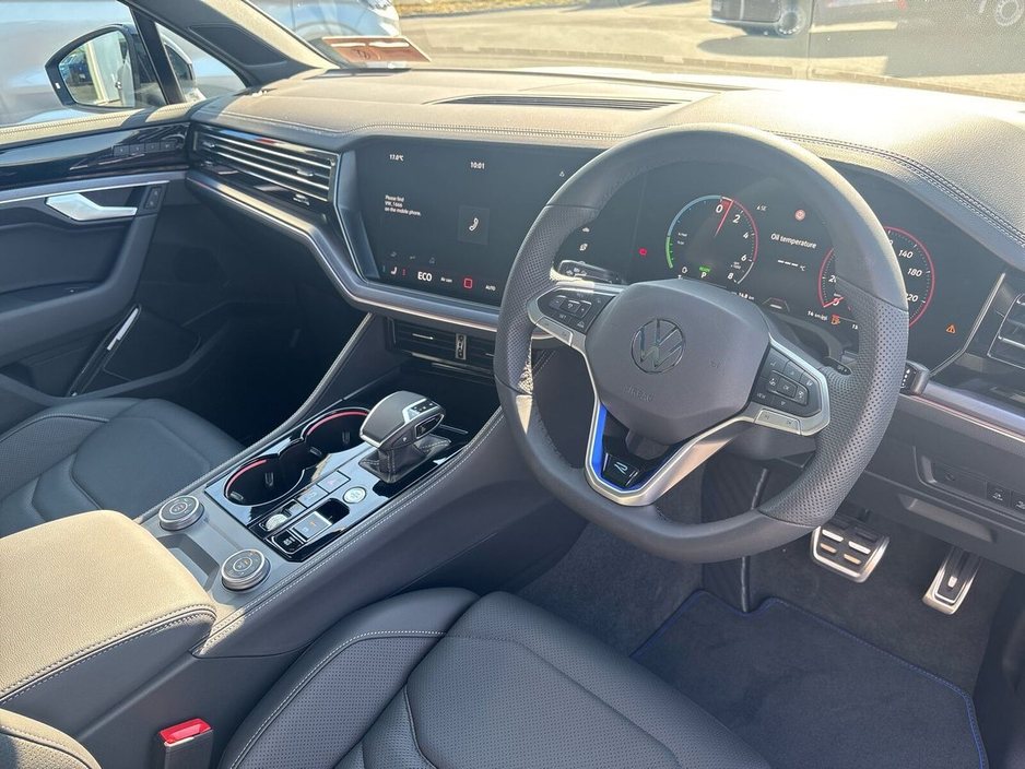 2025 Volkswagen Touareg 3.0 TSI PHEV 462HP R €115,975