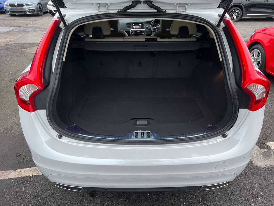 2017 Volvo V60 D4 CLASSIC 2.0 D // OPENING SUNROOF // LEATHER HEATED SEATS // REVERSE CAMERA €18,950