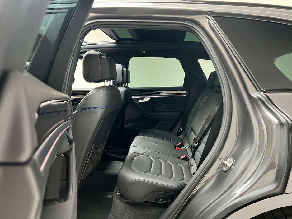 2025 Volkswagen Touareg - image 15