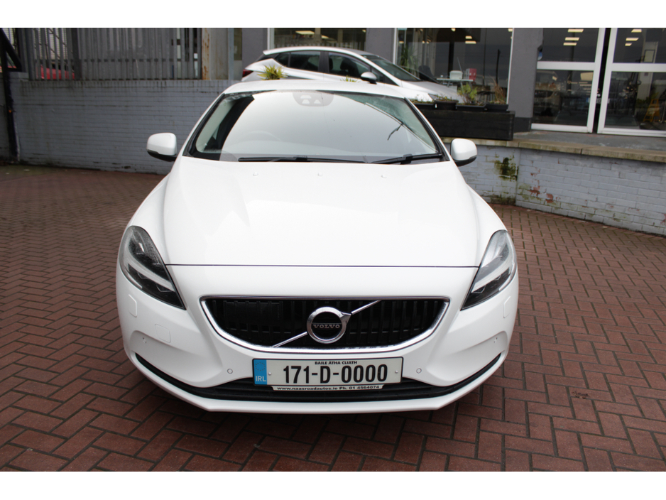 2017 Volvo V40 - image 9
