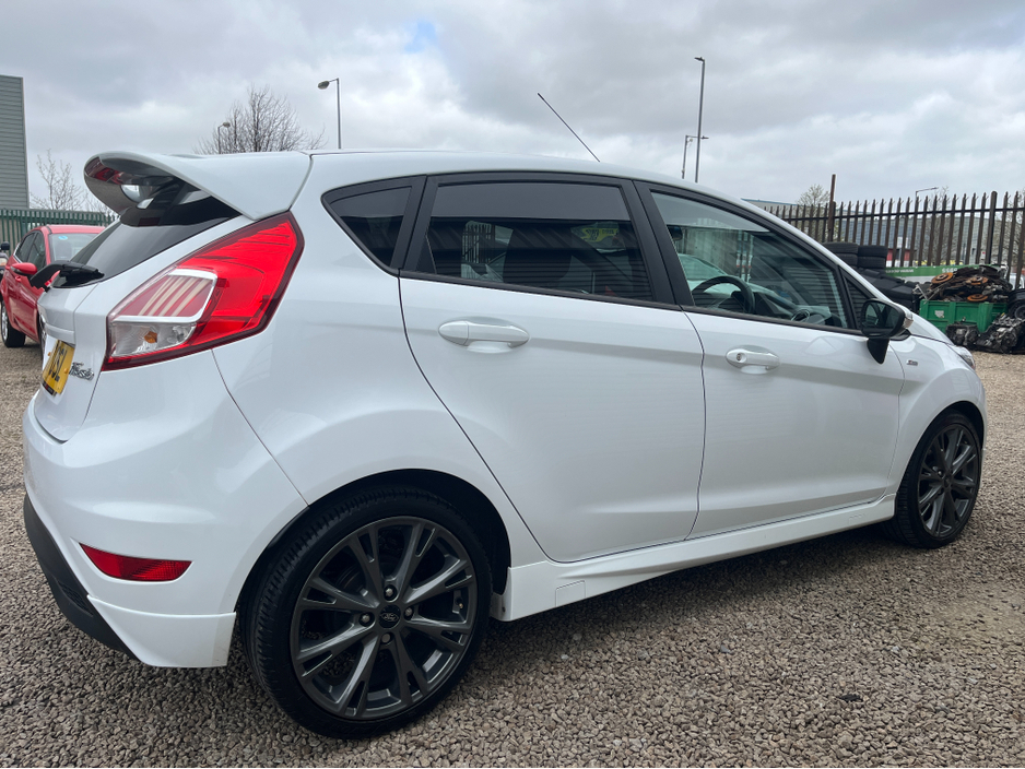 2017 Ford Fiesta - image 3