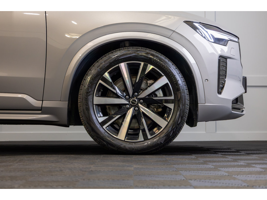 2025 Volvo XC90 - image 7