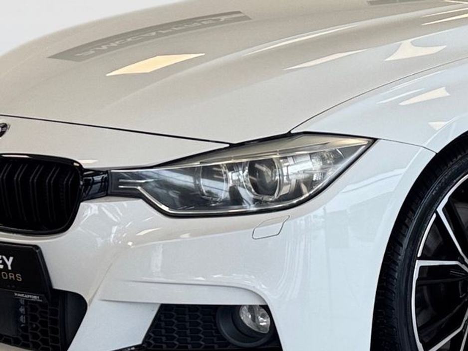 2017 BMW 3 Series - image 9