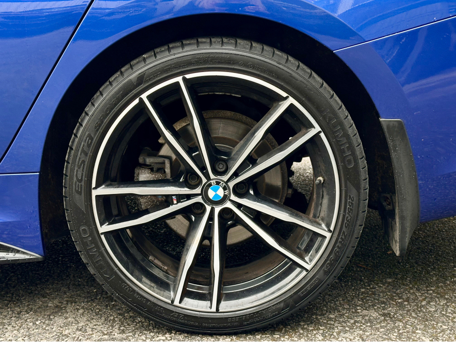 2021 BMW 3 Series - image 26