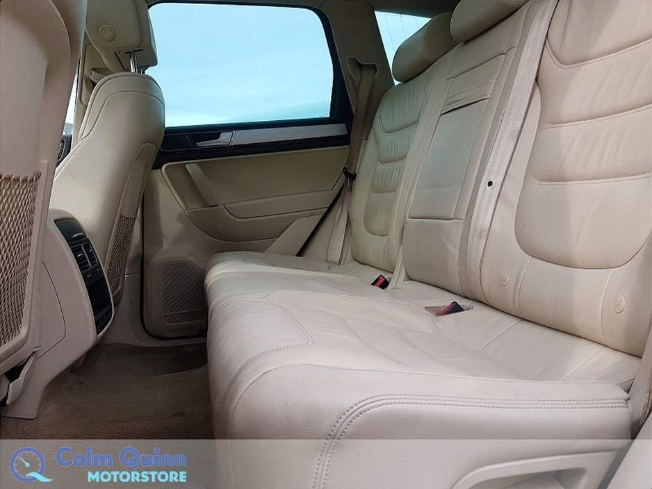 2018 Volkswagen Touareg - image 9