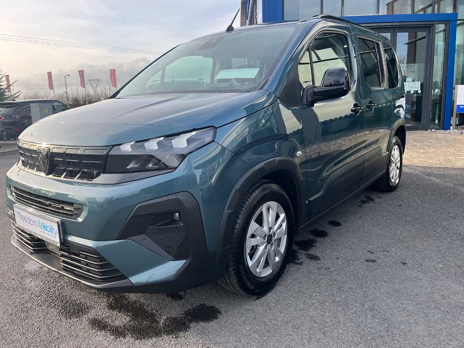 2025 Peugeot Rifter - image 3