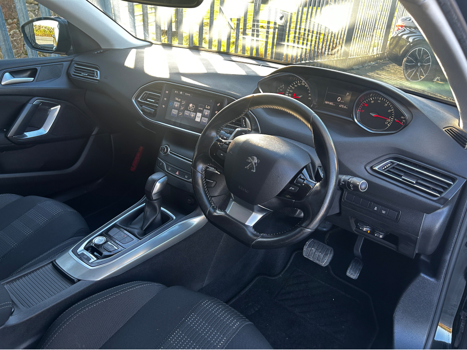 2015 Peugeot 308 - image 5