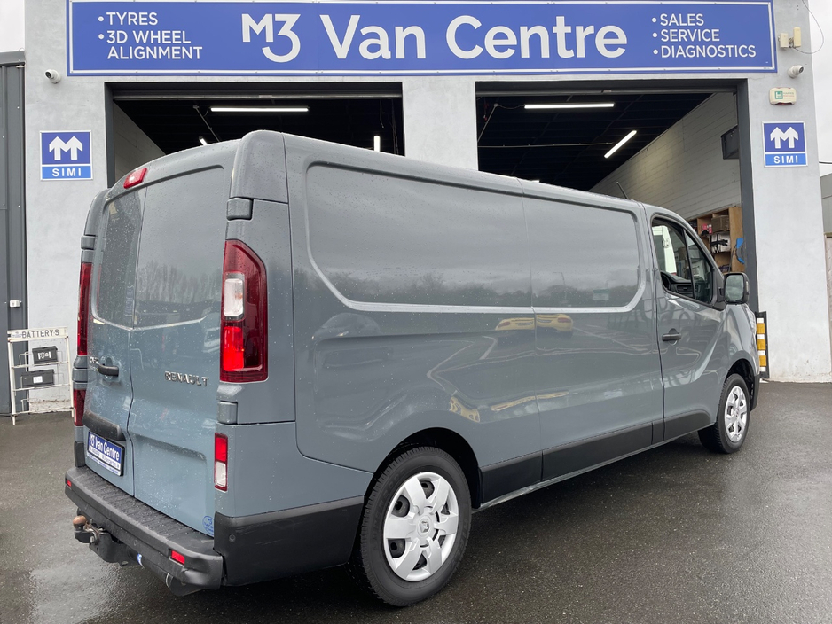 2023 Renault Trafic - image 5