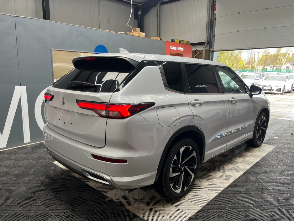 2023 Mitsubishi Outlander - image 2