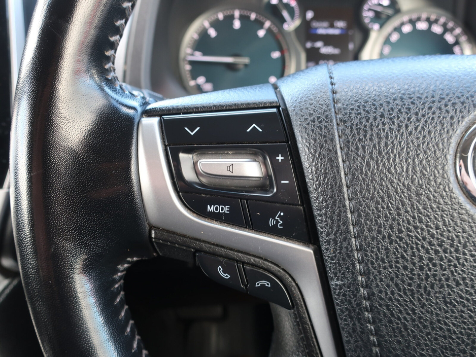 2022 Toyota Landcruiser - image 10