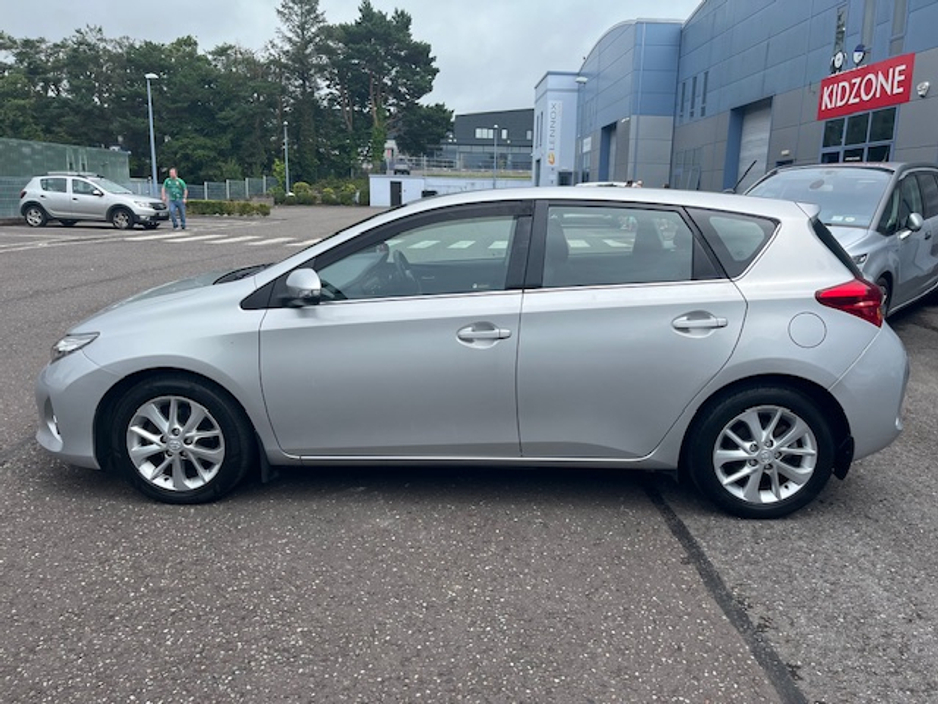 2013 Toyota Auris - image 4
