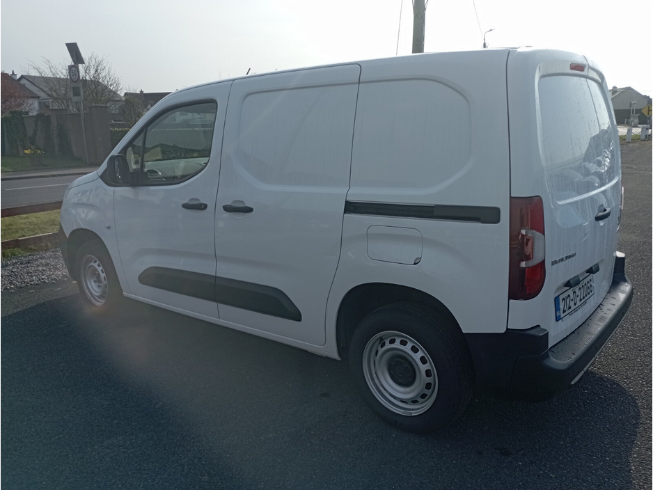 2021 Citroen Berlingo - image 9