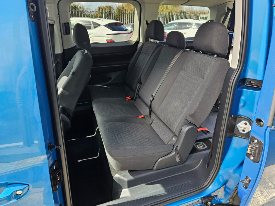 2023 Volkswagen Caddy Maxi Life - image 10