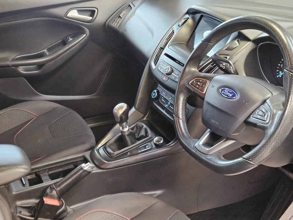 2017 Ford Focus - image 12