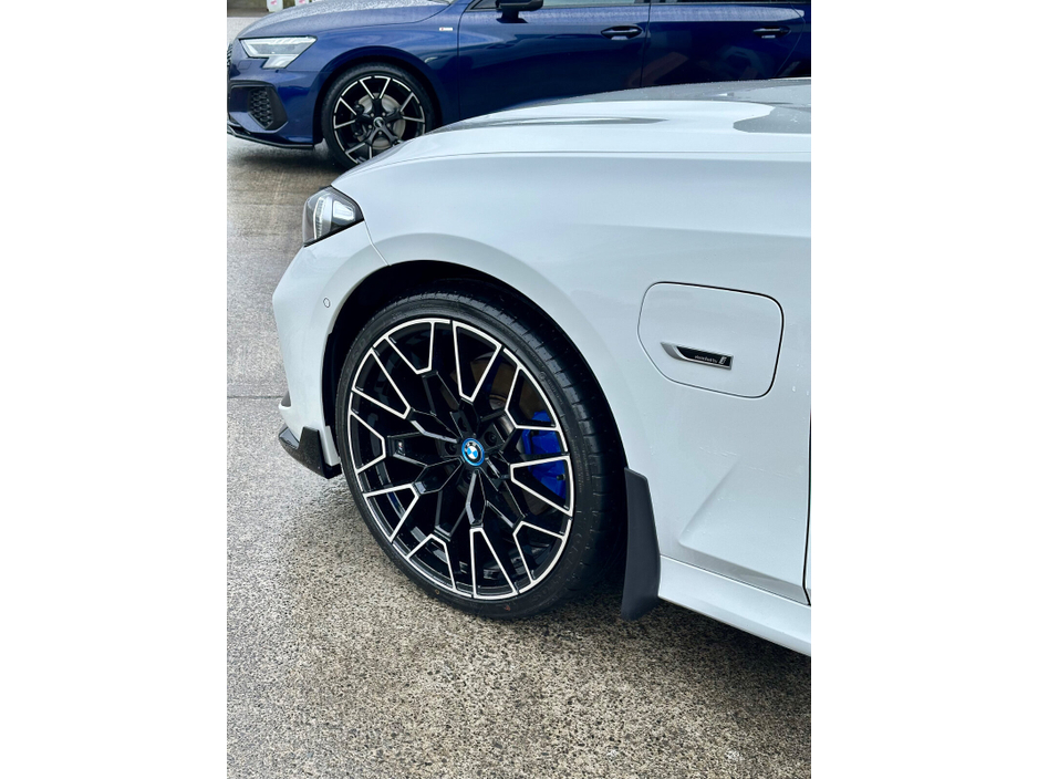 2022 BMW 3 Series - image 5