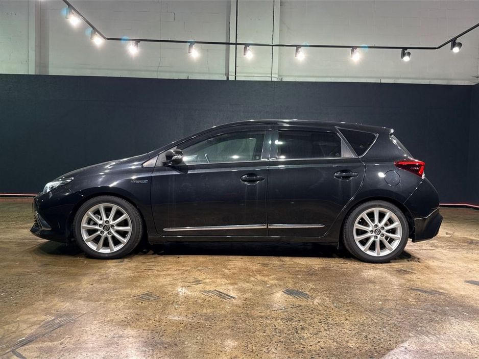 2016 Toyota Auris - image 6