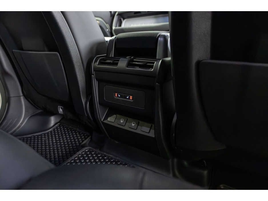 2022 Land Rover Defender - image 14