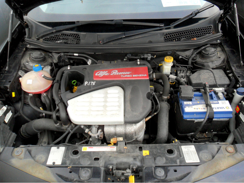 2010 Alfa Romeo Giulietta - image 17