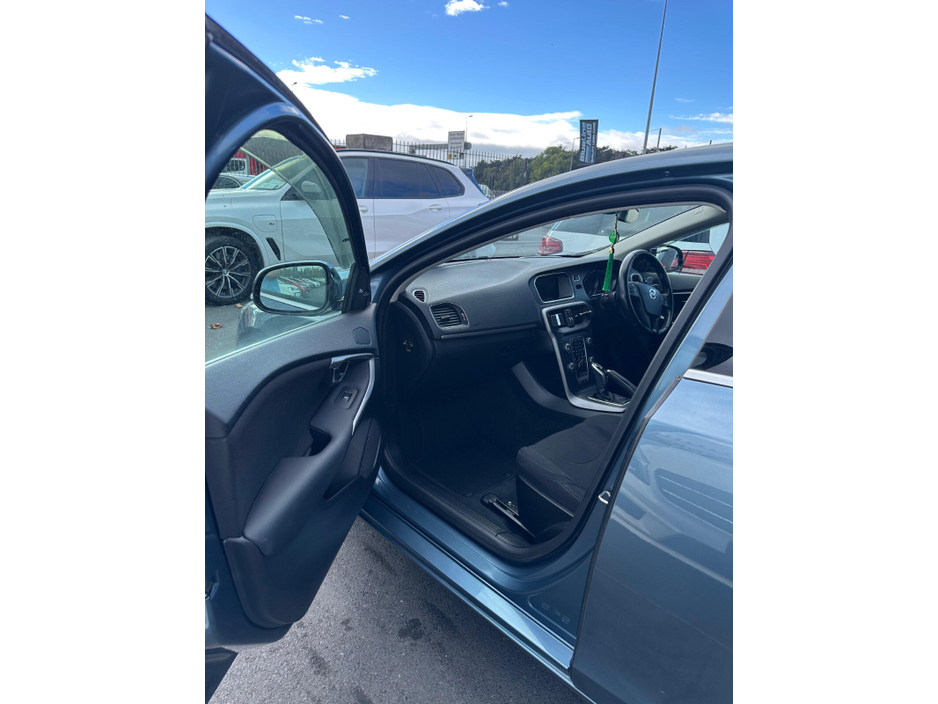 2014 Volvo V40 1.6 T4 180PS R-DESIGN POWERSHIFT DCT €10,950