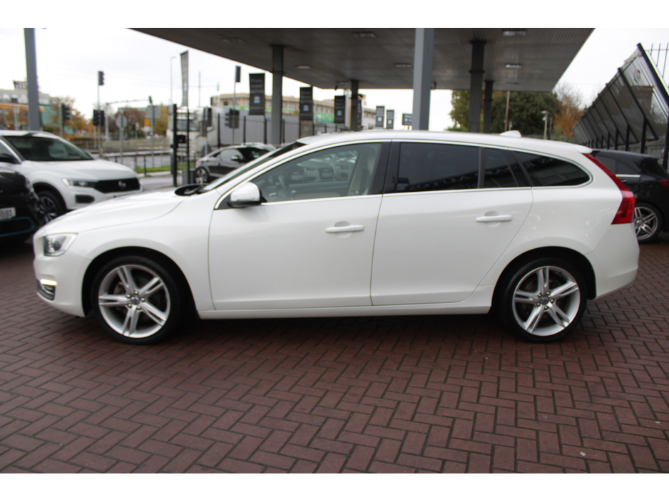 2017 Volvo V60 - image 7