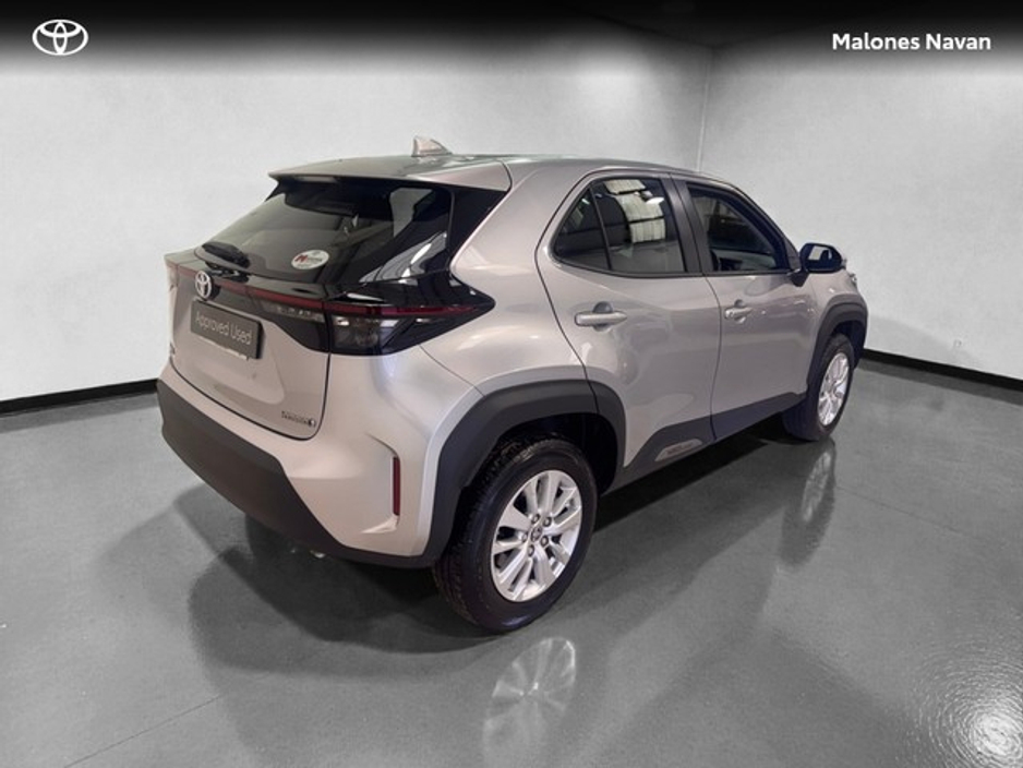 2024 Toyota Yaris Cross - image 2